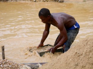 リベリア西部のウィズア村で採掘した砂利を、採掘者がジグ（ざるのような器具）を使い洗っているところ（2018年7月、ダイヤモンド・フォー・ピース撮影）