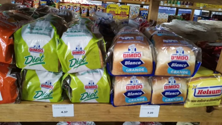 ベネズエラ東部の街シウダーボリーバルのスーパーの棚に並ぶパン。すさまじいインフレがおよそ10年にわたって続いていることから、1つ4.37ドル（約640円）、3.2ドル（約470円）と日本より高い