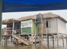 水上集落ガンビエでハジャゴン・フィナさんが共同経営するアートショップ「「メゾン・アーティサナル・デ・ガンビエ」。ボートに乗って観光する外国人観光客が訪れる