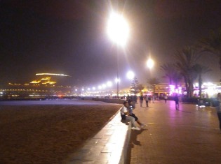 モロッコ南西部の港町アガディールの夜の海岸線。モロッコ警察に見つからないよう夜の浜辺でサハラーウィ学生3人を笹田健史記者は取材した