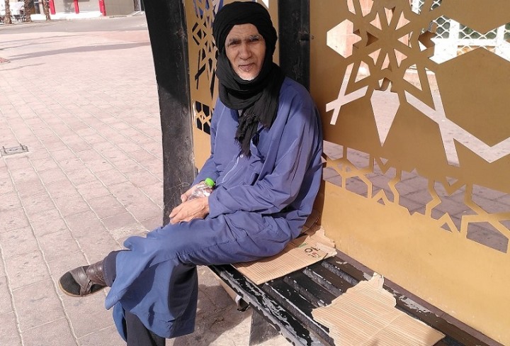 サハラーウィの男性用の伝統衣装ダラーを着て写真に映る老人。サハラーウィはモロッコ政府から弾圧を受ける今も独自の文化を守り続ける（西サハラ・ラユーンで撮影）