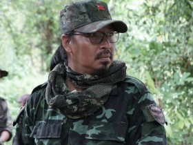 戦闘服に身を包む、映画「夜明けへの道」のコパウ監督。ミャンマーで築き上げた地位を捨てて最後まで戦い抜く覚悟だ