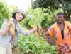 有機野菜を作るウガンダの生産者と坂ノ途中の宮下芙美子氏（左）